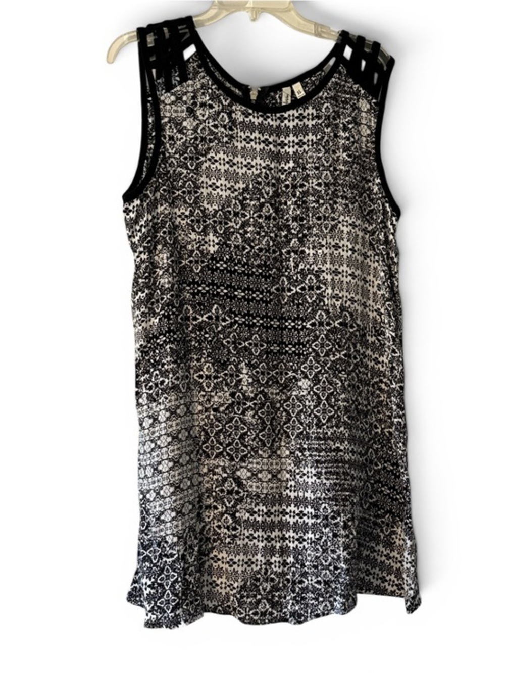 Spechless Women’s Sleeveless Tunic Top – Black & White Print – Size XL
